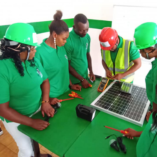 5 indiividuals learning how to instal a solar panel