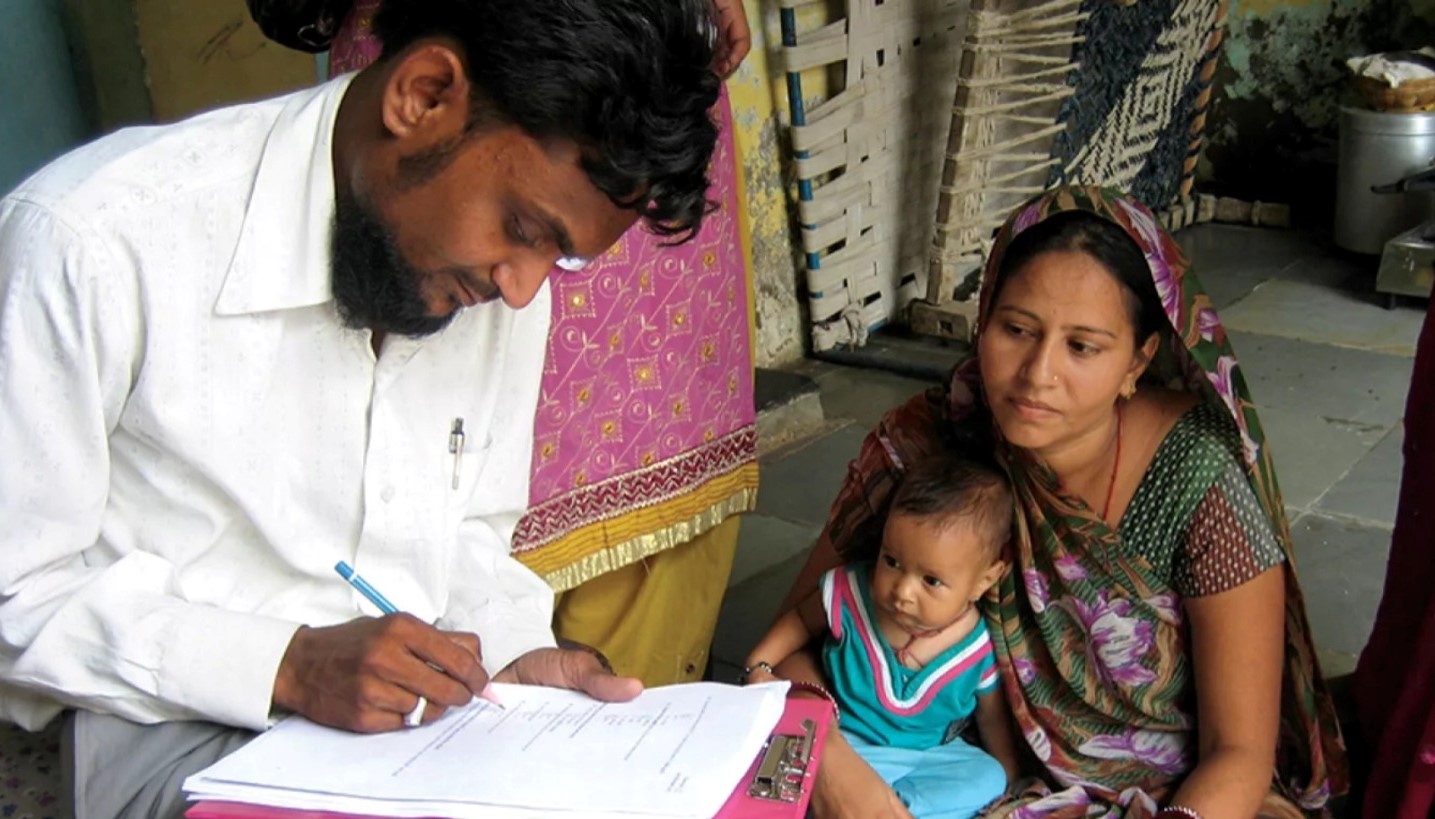 A community outreach worker gives advice to a mother about handling heat stress, Ahmedabad, India. 
